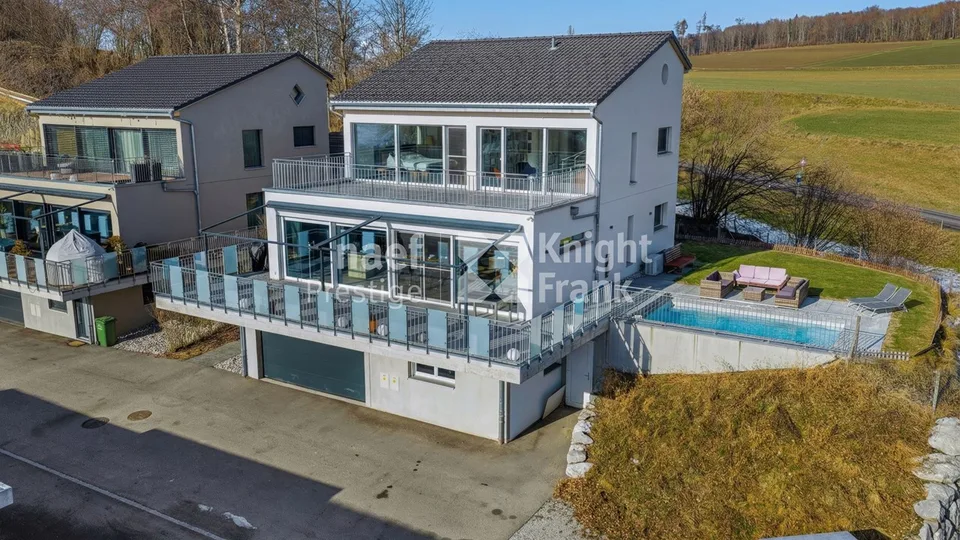 Wunderschönes 7-Zimmer-Einfamilienhaus mit freier Aussicht auf die Landschaft und beheiztem Pool in St. Ursen zu verkaufen