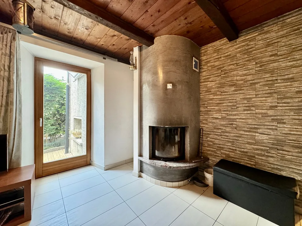 Haus mit 5,5 Zimmern und einem monolokalen Apartment zur Miete im Kern von Biasca