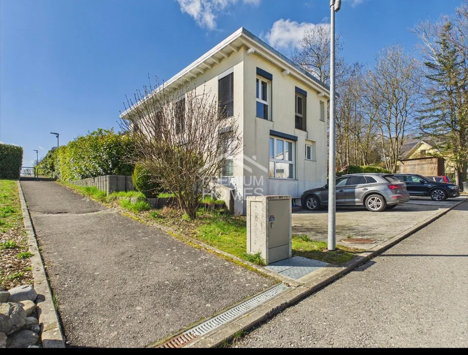 Zweifamilienhaus in einer ruhigen Nachbarschaft
