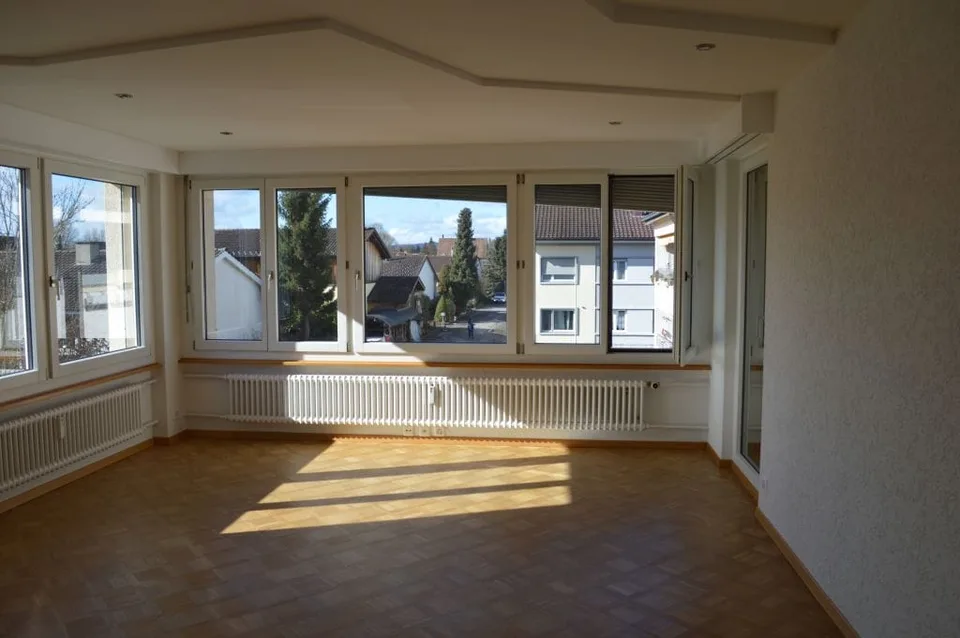 Appartamento luminoso 4,5 locali con ampio balcone a Utzenstorf in vendita