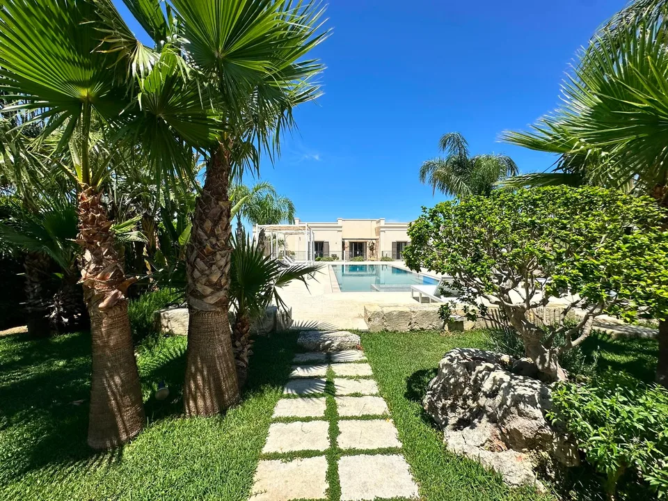 1525-VC - Scorrano - Villa di Nuova Costruzione con Piscina e Giardino Incantevole