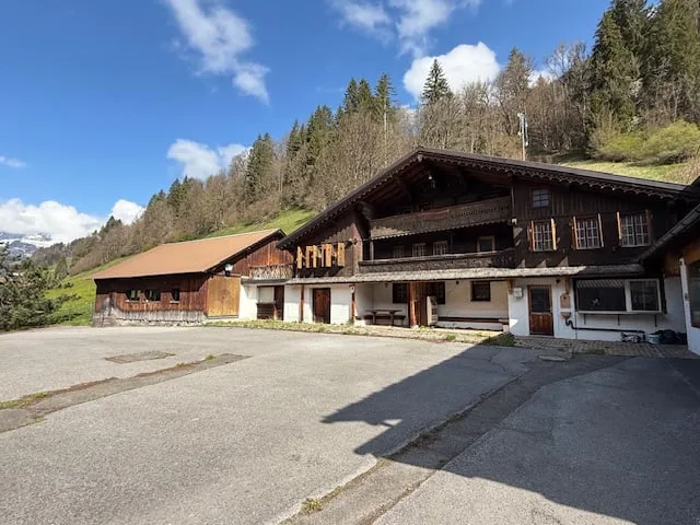 Vers l'Eglise, auberge, café-restaurant et logements
