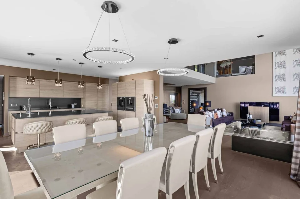 Luxurious property with panoramic view