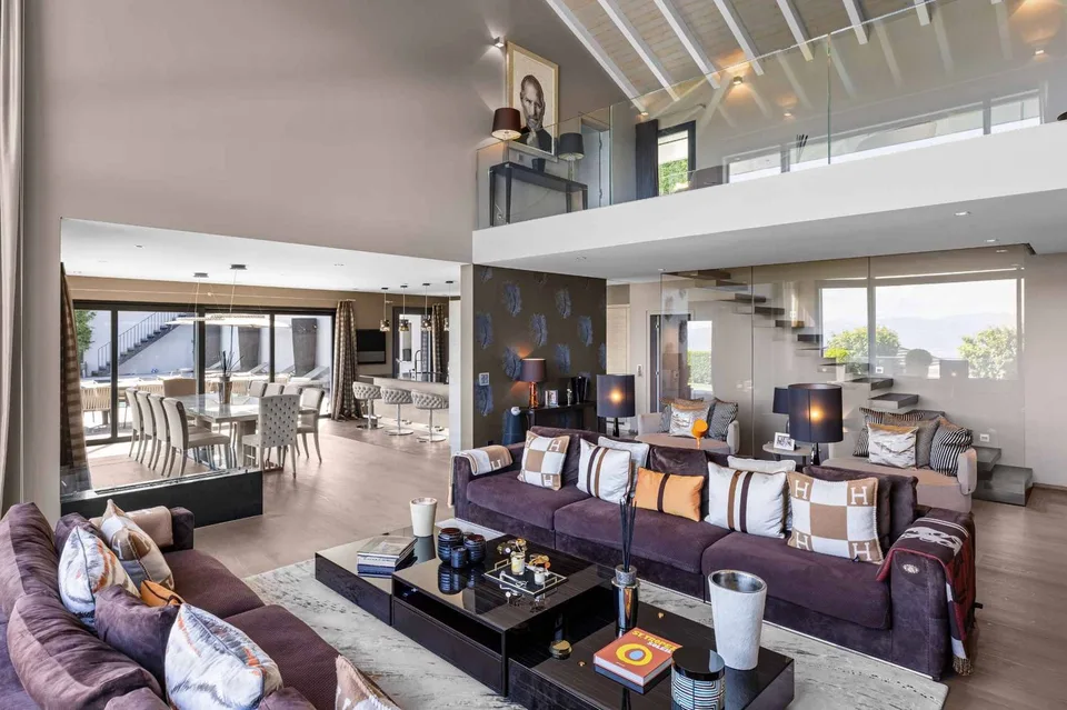 Luxurious property with panoramic view