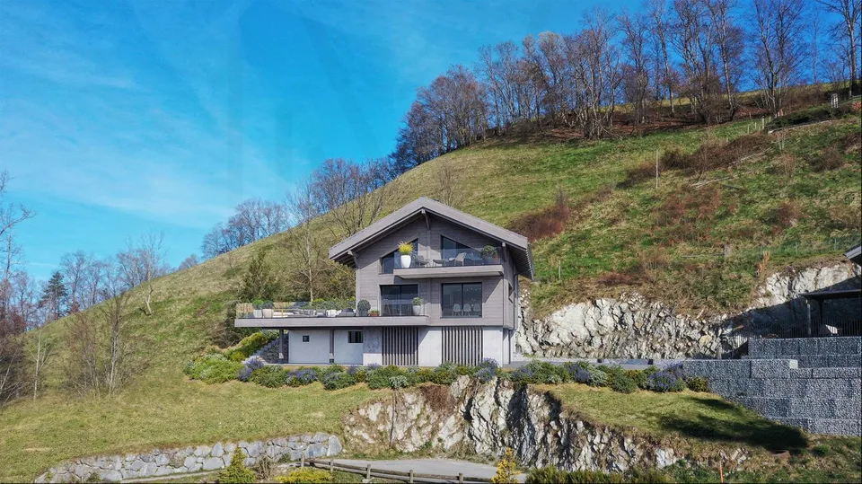 Un rifugio di pace nel cuore della natura? Una baita eccezionale con una vista mozzafiato sul lago e le montagne!