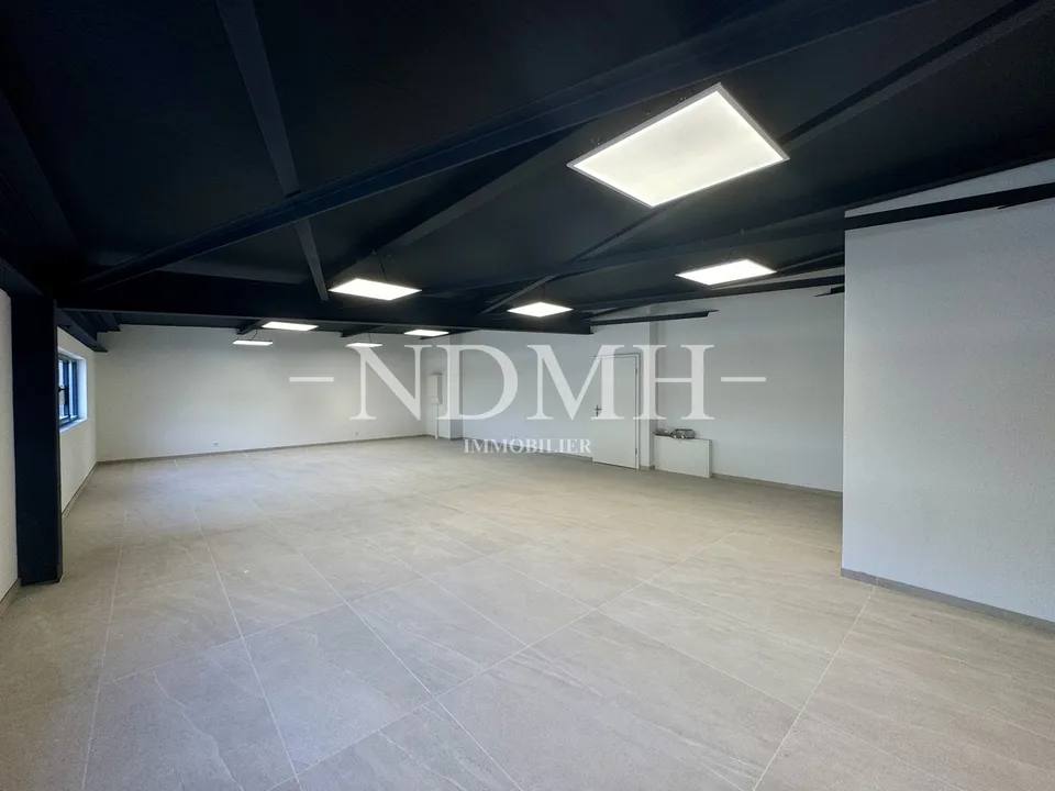Helles und modulierbares Gewerbezimmer in Gewerbezone