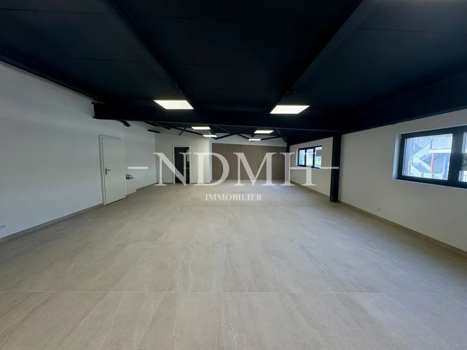Helles und modulierbares Gewerbezimmer in Gewerbezone