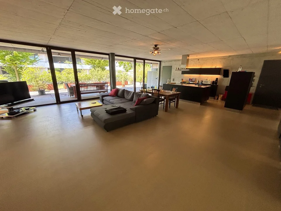 Architettura incontra giardino – loft unico con 240 m² di giardino privato e opzione 3½ locali