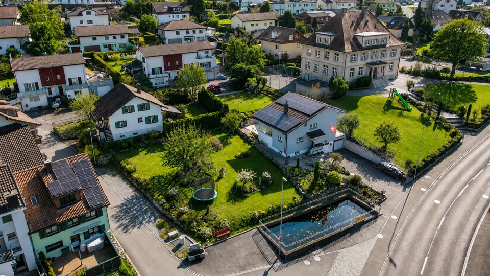BAULAND MIT WEIT FORTGESCHRITTENEM WOHNBAUPROJEKT