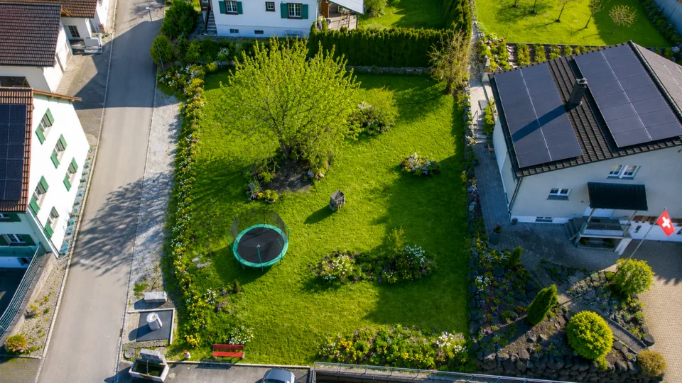 BAULAND MIT WEIT FORTGESCHRITTENEM WOHNBAUPROJEKT