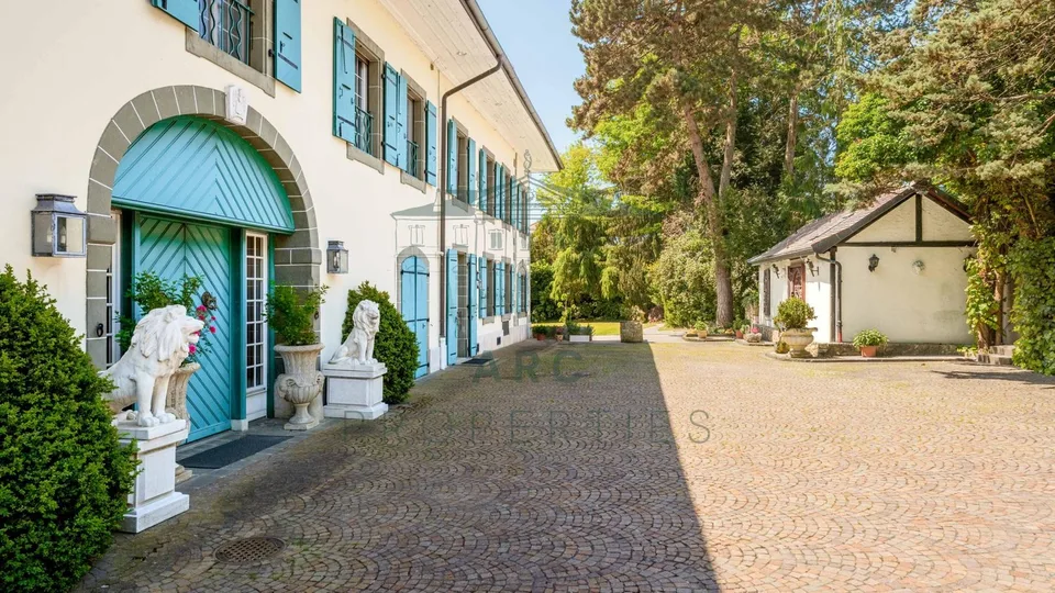 ESCLUSIVO - SPLENDIDA PROPRIETÀ DI MAESTRO IN UNA CORNICE DI VERDE