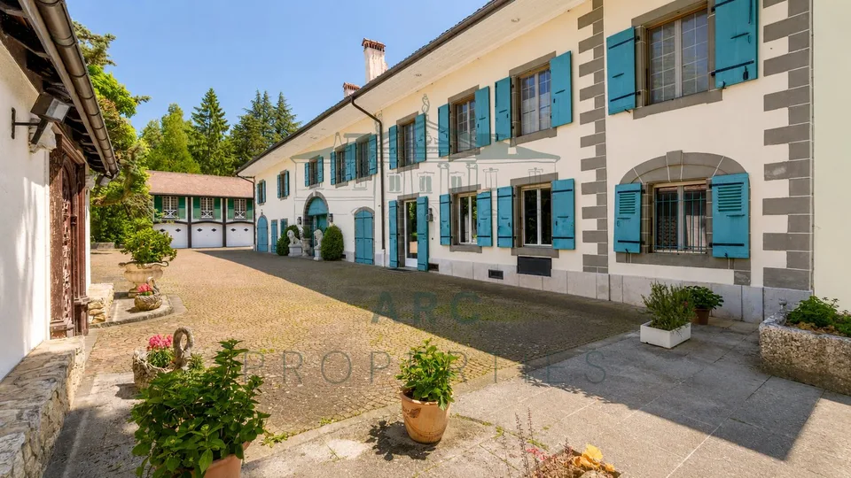 ESCLUSIVO - SPLENDIDA PROPRIETÀ DI MAESTRO IN UNA CORNICE DI VERDE
