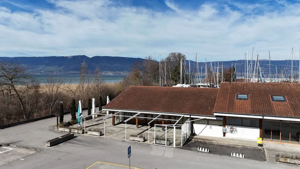 Gebäude mit Restaurant und Mobiliar, Lebensmittelgeschäft und Zimmern in der Nähe des Lac de Neuchâtel – Foto 13 von 13