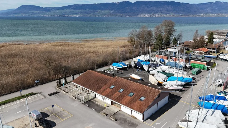 Immeuble avec restaurant, épicerie et chambres proche du lac