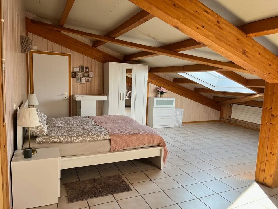 Gebäude mit Restaurant und Mobiliar, Lebensmittelgeschäft und Zimmern in der Nähe des Lac de Neuchâtel – Foto 6 von 13