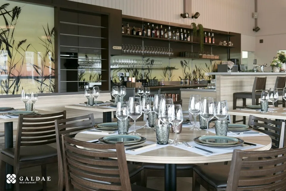 Immeuble avec restaurant, épicerie et chambres proche du lac
