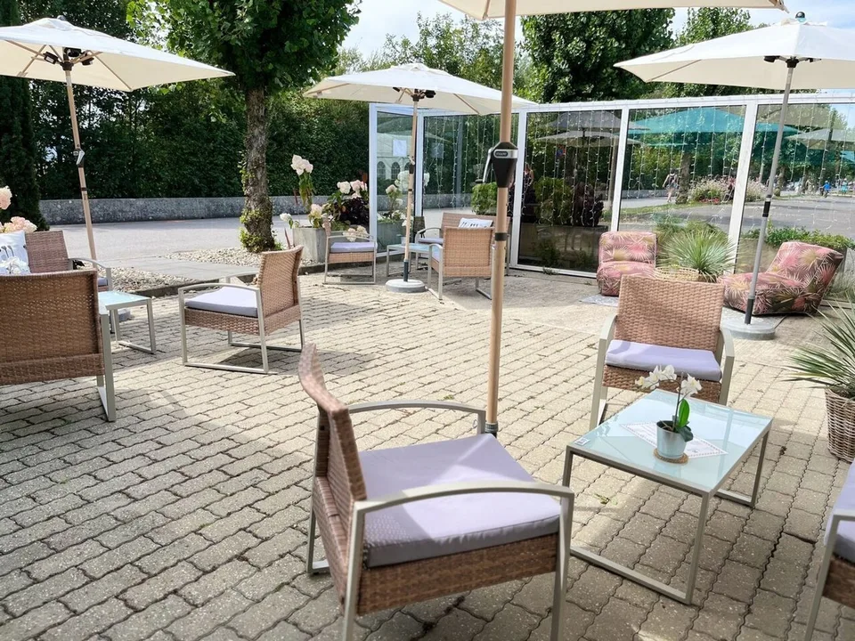 Gebäude mit Restaurant und Mobiliar, Lebensmittelgeschäft und Zimmern in der Nähe des Lac de Neuchâtel – Foto 11 von 13