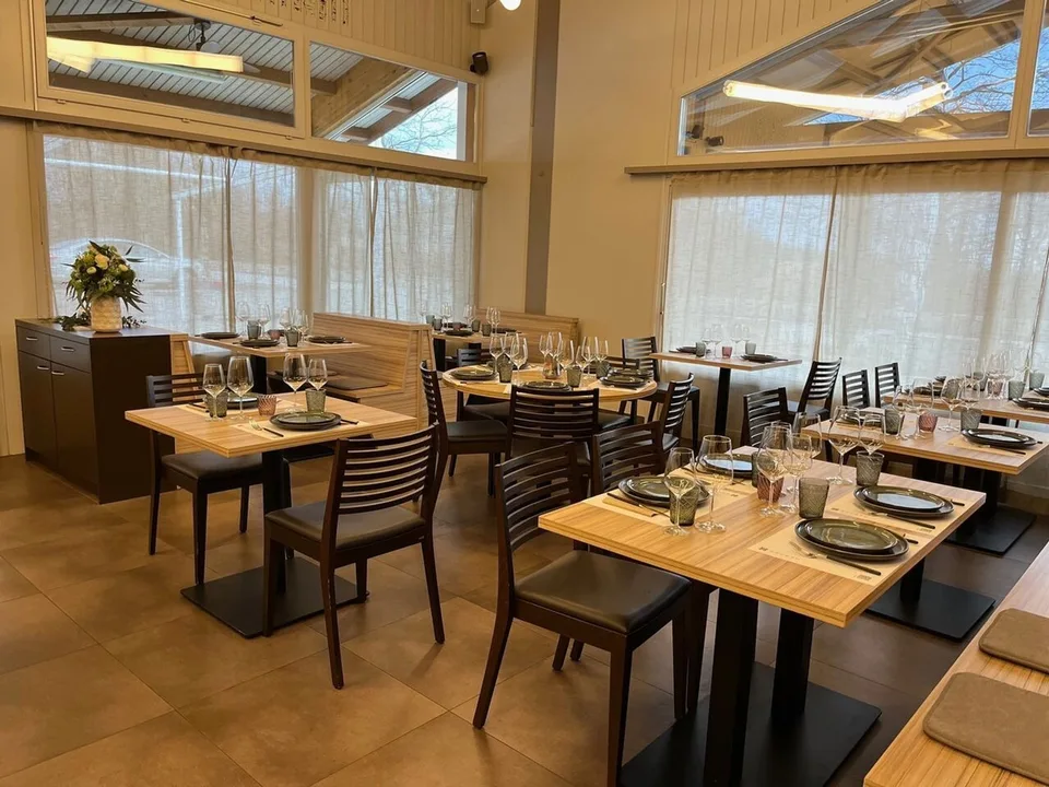 Immeuble avec restaurant, épicerie et chambres proche du lac