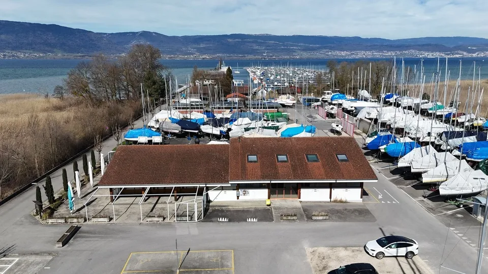 Gebäude mit Restaurant und Mobiliar, Lebensmittelgeschäft und Zimmern in der Nähe des Lac de Neuchâtel – Foto 12 von 13