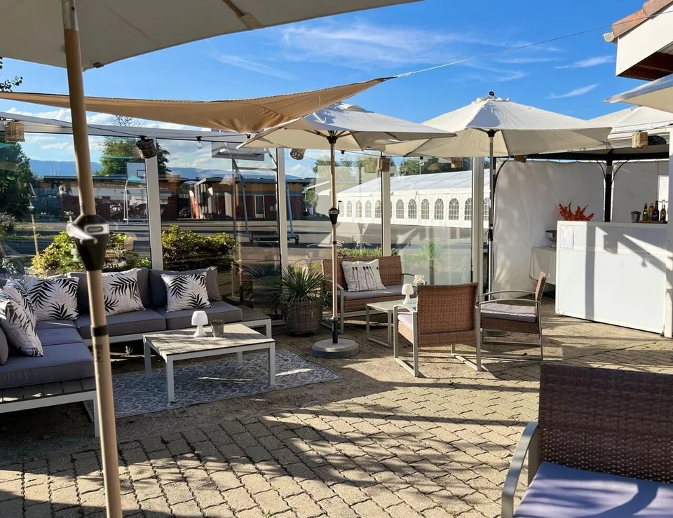 Gebäude mit Restaurant und Mobiliar, Lebensmittelgeschäft und Zimmern in der Nähe des Lac de Neuchâtel – Foto 10 von 13
