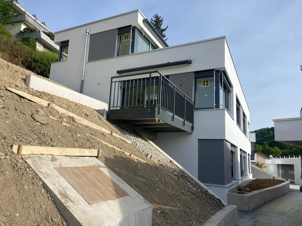 modernes Stadthaus mit Aussicht und Dachterrasse