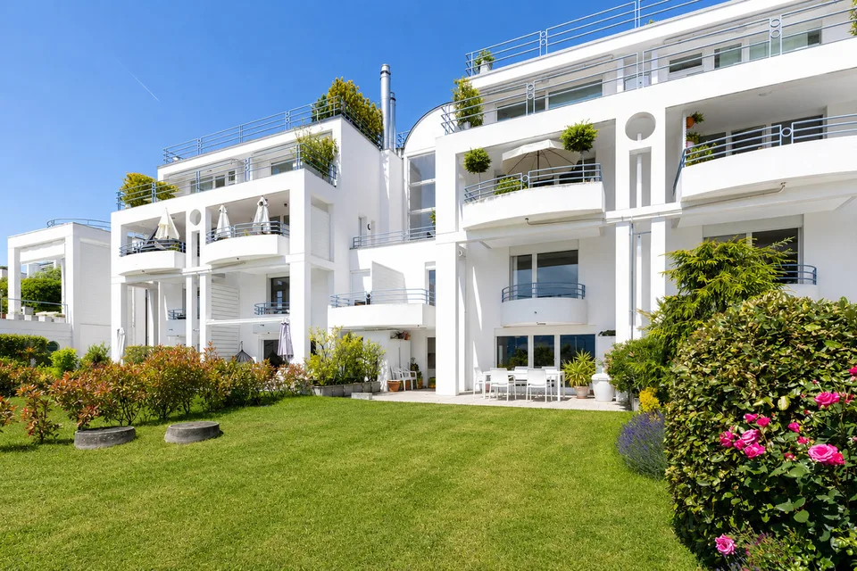 Duplex en rez-de-jardin avec vue lac