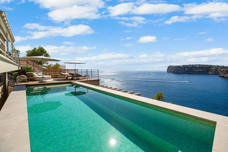 Eine Villa, die mit dem Horizont flirtet