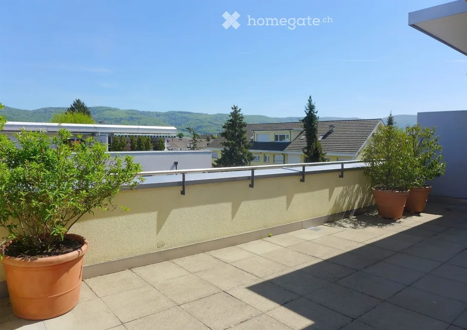 helle Attikawohnung - grosse, dreiseitige Dachterrasse