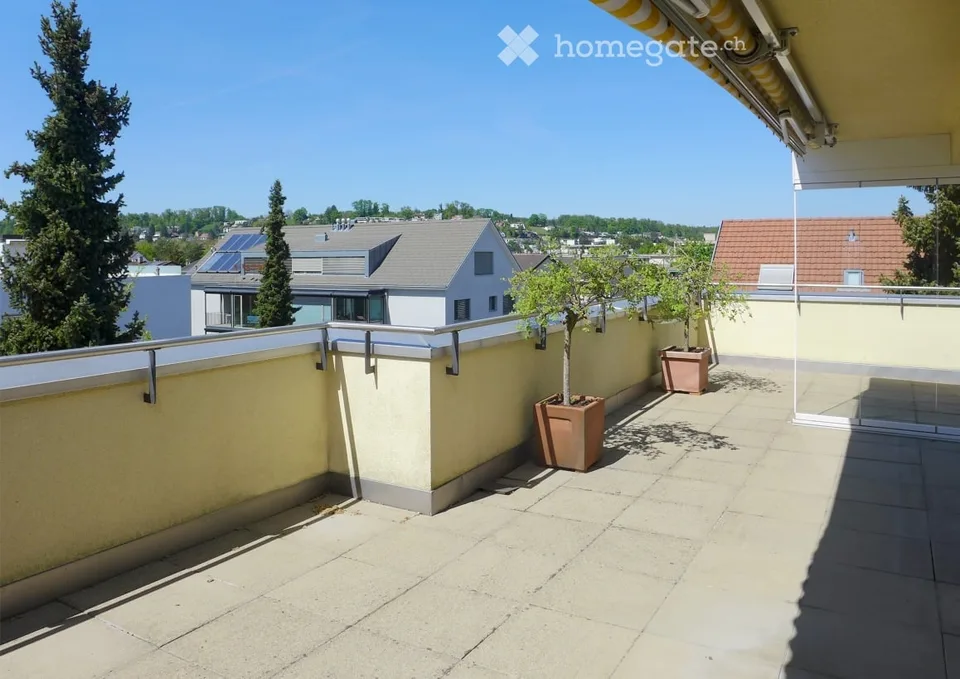 helle Attikawohnung - grosse, dreiseitige Dachterrasse