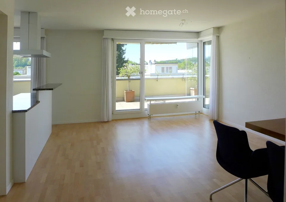 helle Attikawohnung - grosse, dreiseitige Dachterrasse