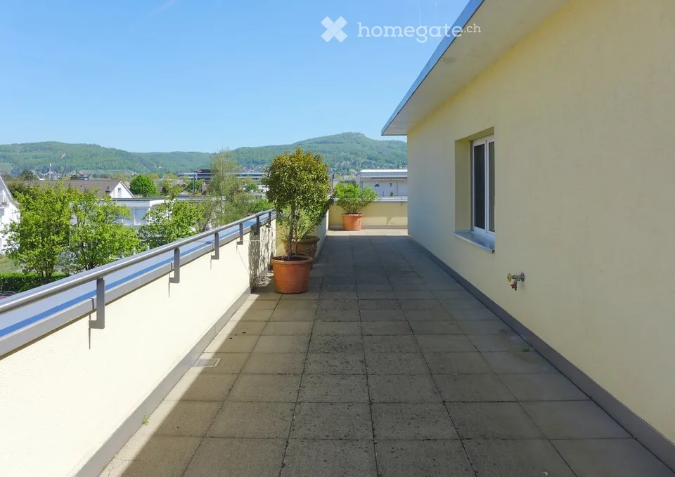 helle Attikawohnung - grosse, dreiseitige Dachterrasse