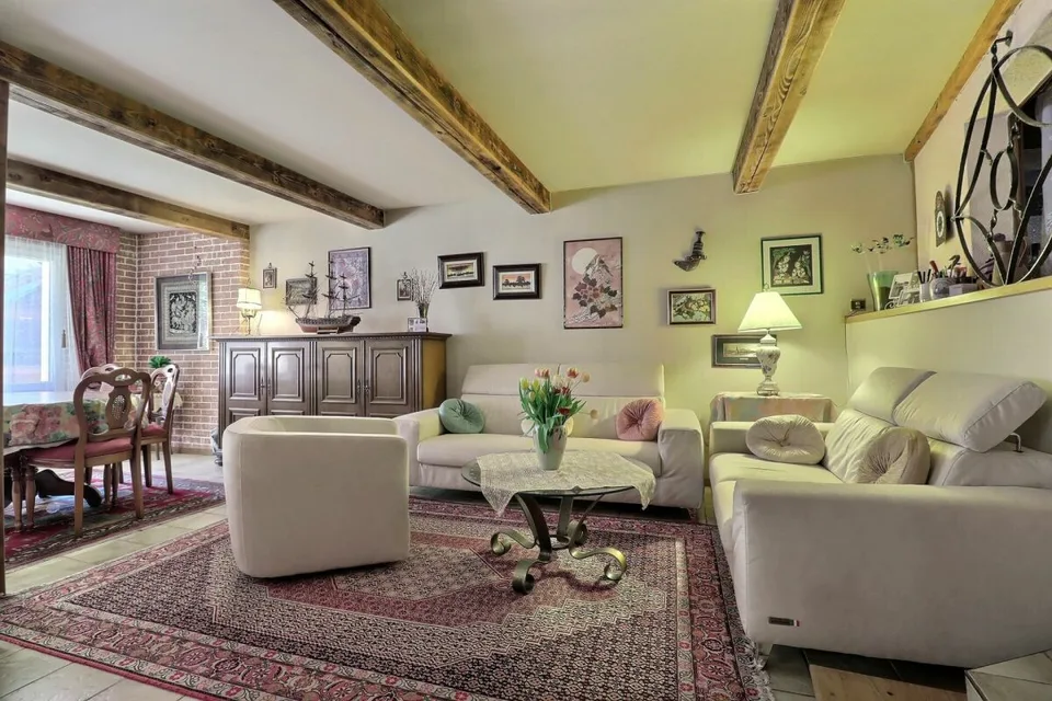 Haus im Dorfzentrum umgeben von Weinbergen