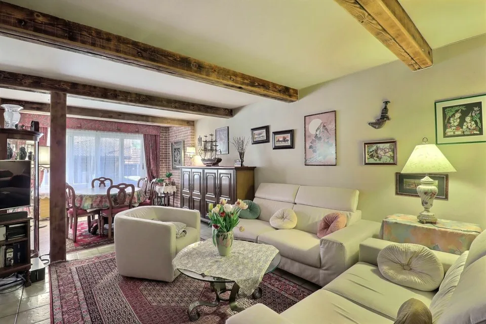 Haus im Dorfzentrum umgeben von Weinbergen