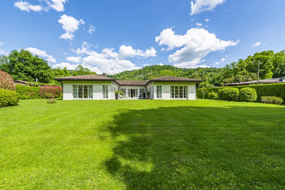 Elegante villa con piscina immersa nel verde