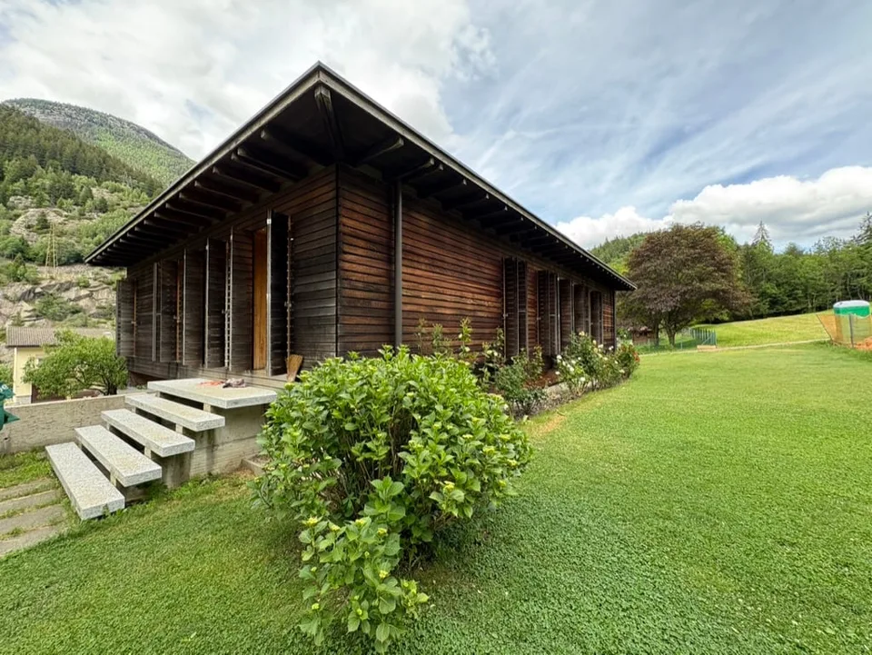 Casa di design in legno immersa nel verde – foto 16 di 29