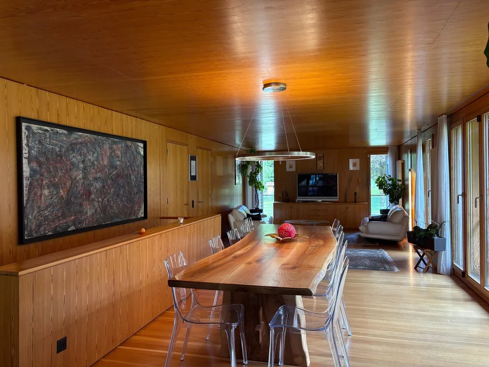 Casa di design in legno immersa nel verde – foto 7 di 29