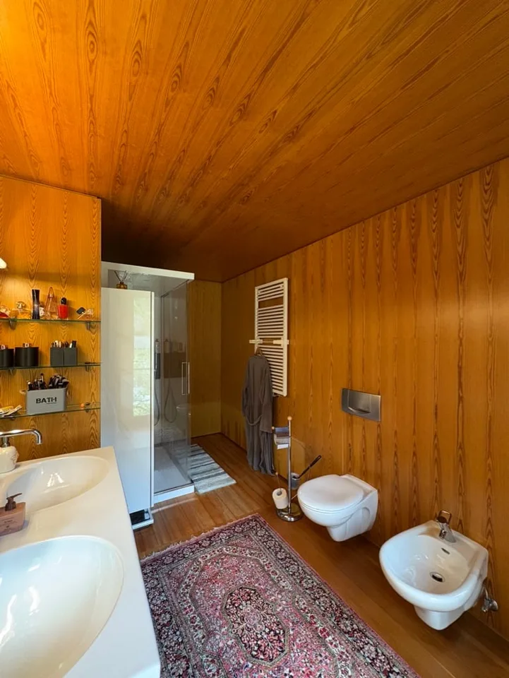 Casa di design in legno immersa nel verde – foto 28 di 29