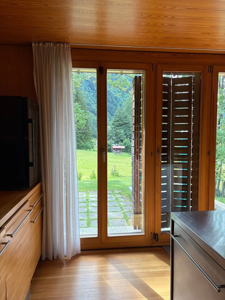 Casa di design in legno immersa nel verde – foto 13 di 29