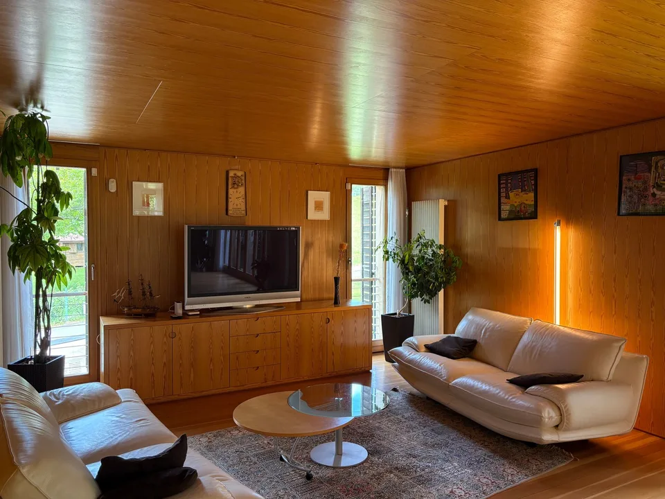 Casa di design in legno immersa nel verde – foto 9 di 29