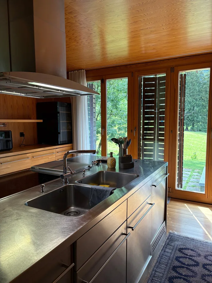 Casa di design in legno immersa nel verde – foto 11 di 29