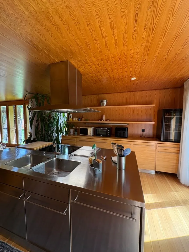 Casa di design in legno immersa nel verde – foto 12 di 29
