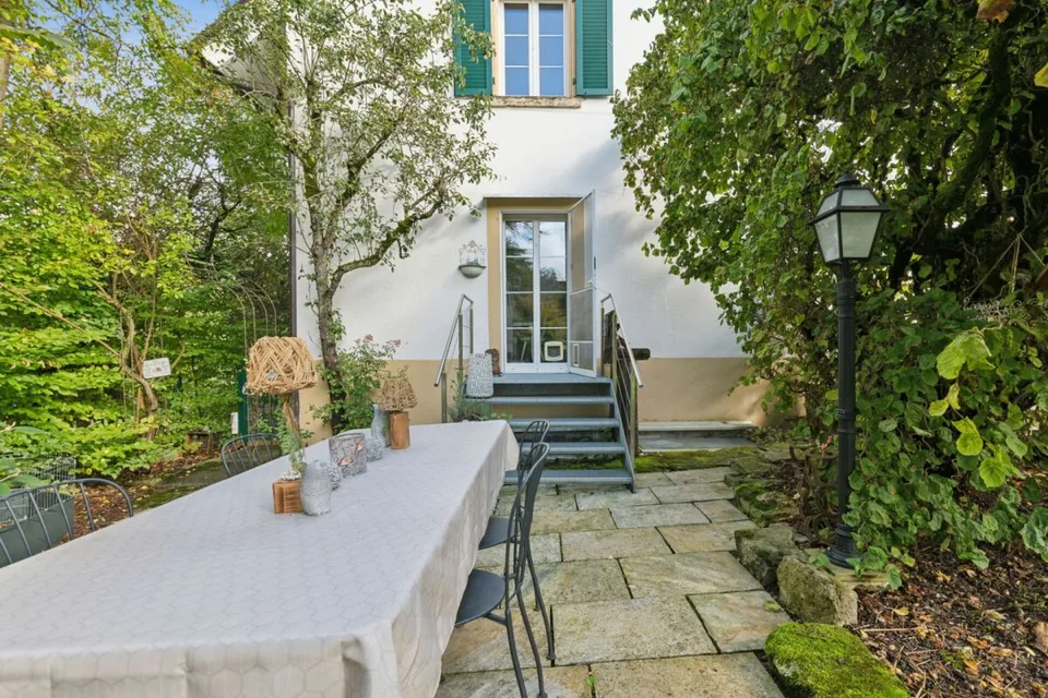 KERN­SANIERTES BAUERNHAUS MIT AUSBAUPOTENZIAL