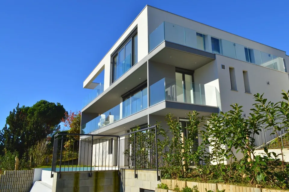 Elegante appartamento con ampia terrazza panoramica in residenza esclusiva