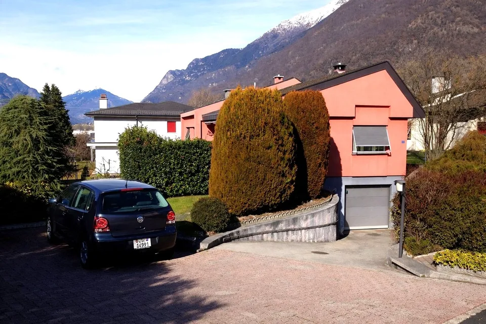 Casa unifamiliare con ampio terreno ad Arbedo-Castione