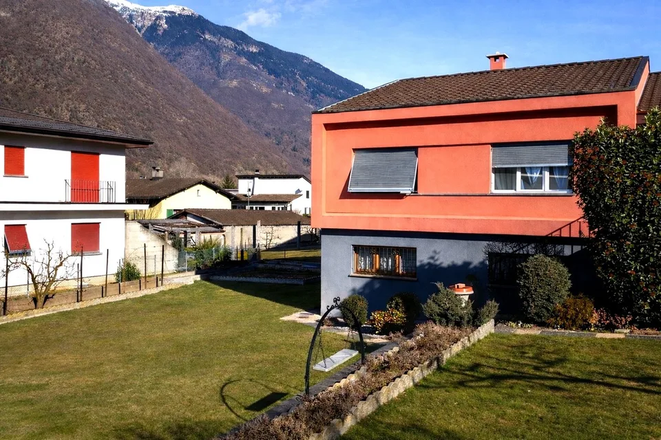 Casa unifamiliare con ampio terreno ad Arbedo-Castione