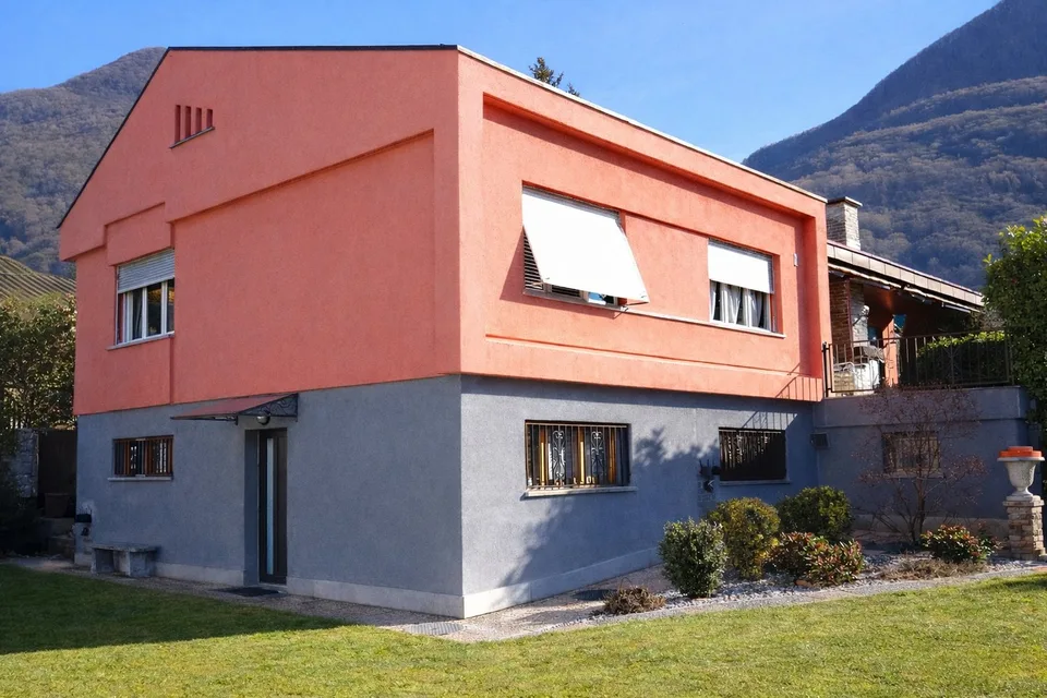 Casa unifamiliare con ampio terreno ad Arbedo-Castione