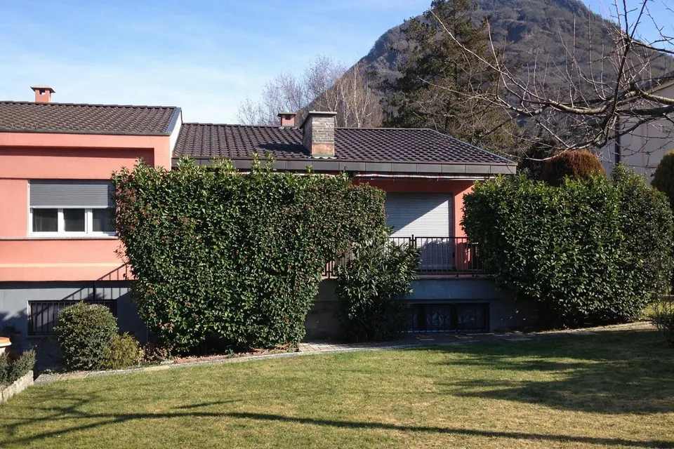 Casa unifamiliare con ampio terreno ad Arbedo-Castione