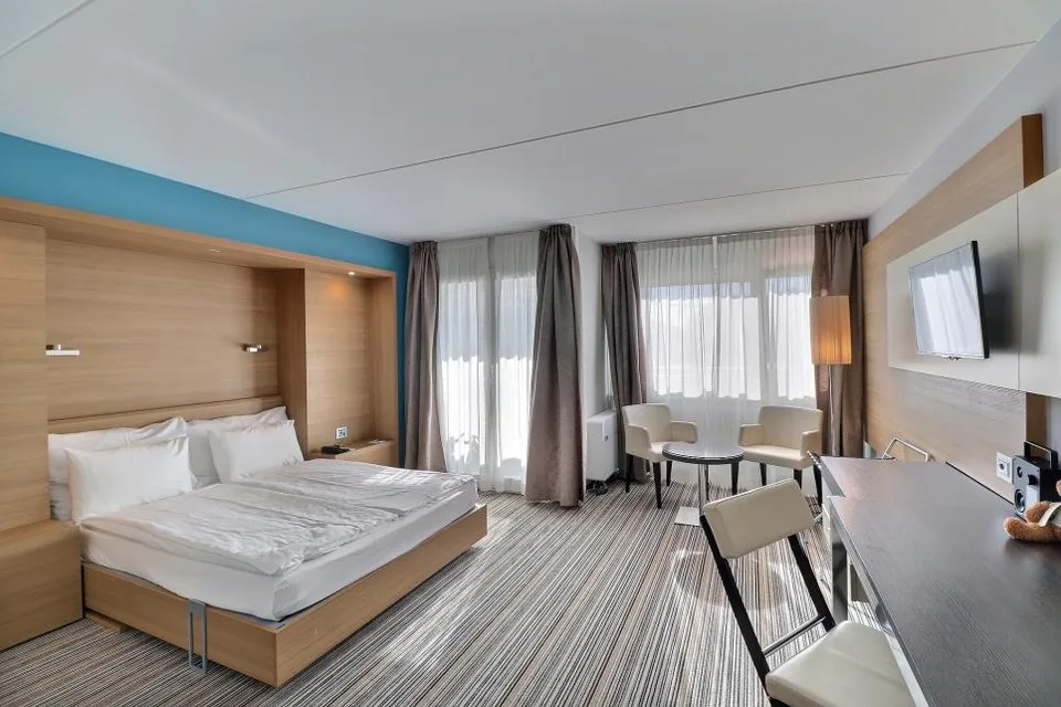 AMPIA CAMERA ARREDATA NELL'HOTEL MONA