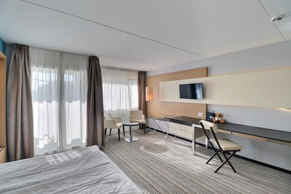 GRANDE CHAMBRE MEUBLEE DANS L'HOTEL MONA