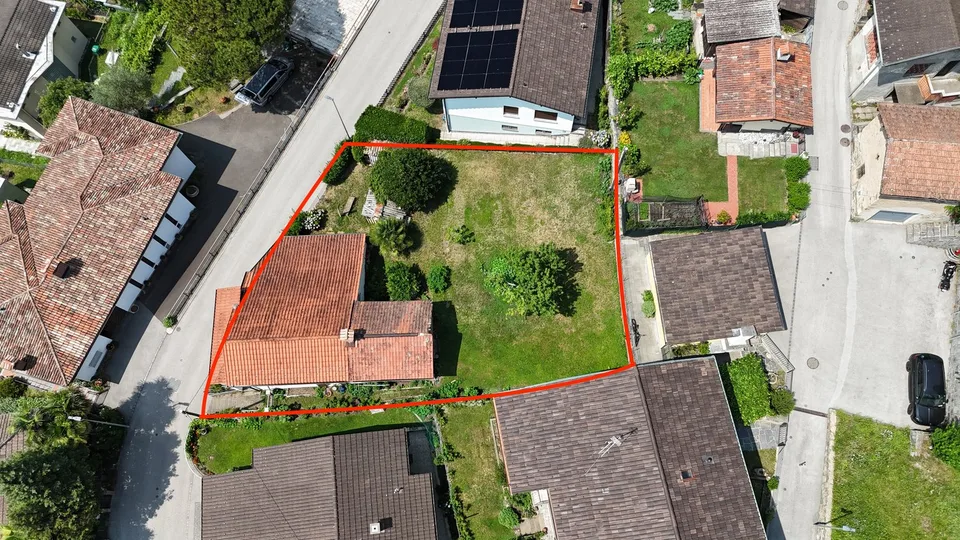 Terreno edificabile con bella vista e soleggiato, casa esistente da demolire